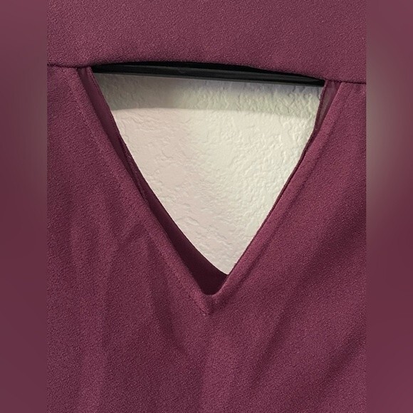 C & E Maroon 3/4 Sleeve Blouse with Triangle Cutout in Back Soft Mesh Lining XS - Picture 7 of 7